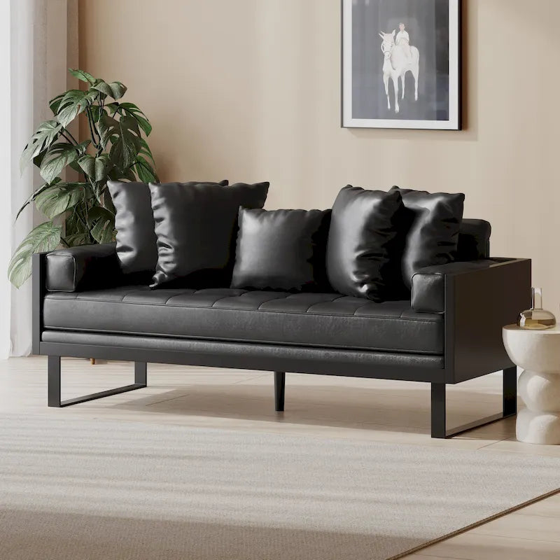 Brązowa sofa 3-osobowa z imitacji skóry z poduszkami ozdobnymi i czarną metalową podstawą