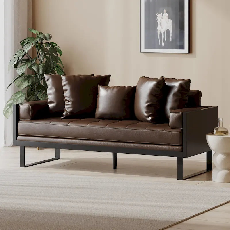Brązowa sofa 3-osobowa z imitacji skóry z poduszkami ozdobnymi i czarną metalową podstawą