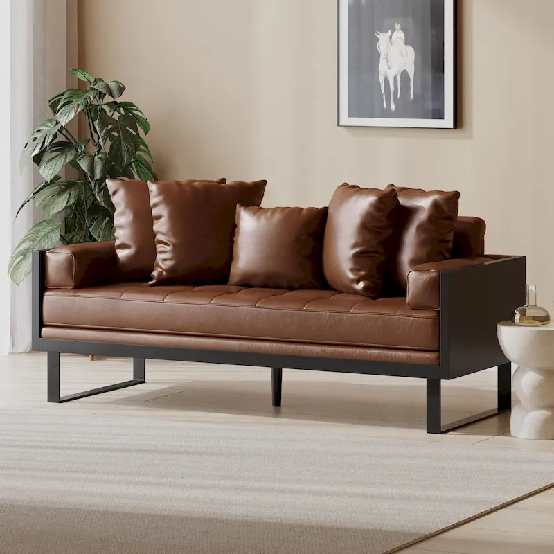 Brązowa sofa 3-osobowa z imitacji skóry z poduszkami ozdobnymi i czarną metalową podstawą