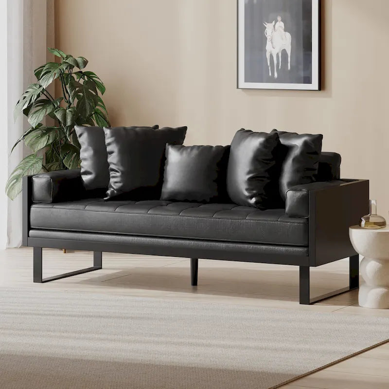 Brązowa sofa 3-osobowa z imitacji skóry z poduszkami ozdobnymi i czarną metalową podstawą