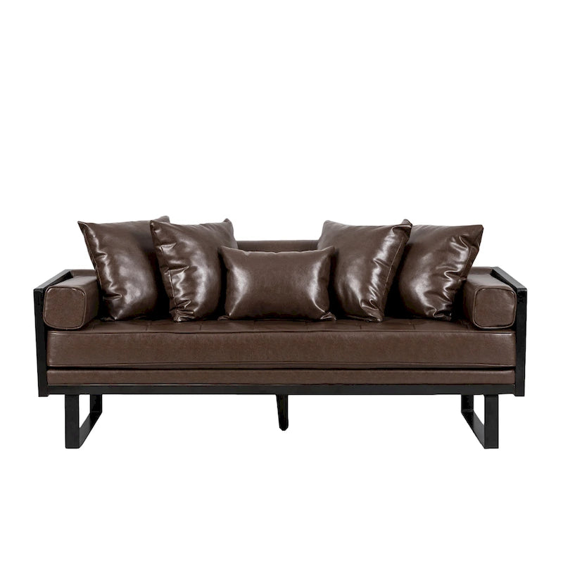 Brązowa sofa 3-osobowa z imitacji skóry z poduszkami ozdobnymi i czarną metalową podstawą