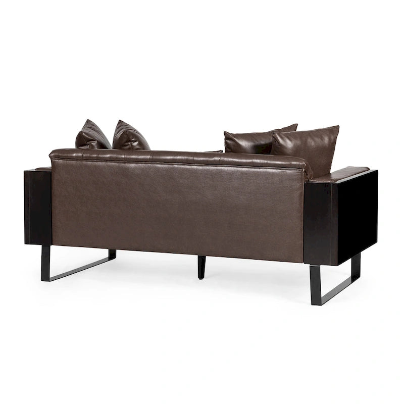 Brązowa sofa 3-osobowa z imitacji skóry z poduszkami ozdobnymi i czarną metalową podstawą