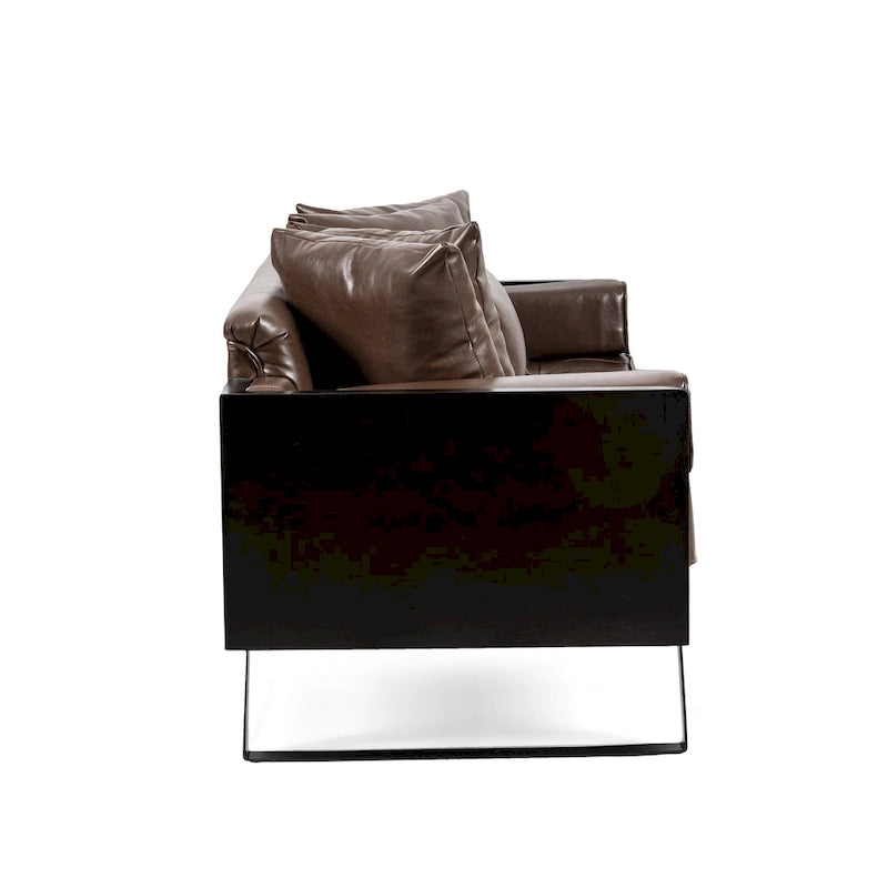 Brązowa sofa 3-osobowa z imitacji skóry z poduszkami ozdobnymi i czarną metalową podstawą
