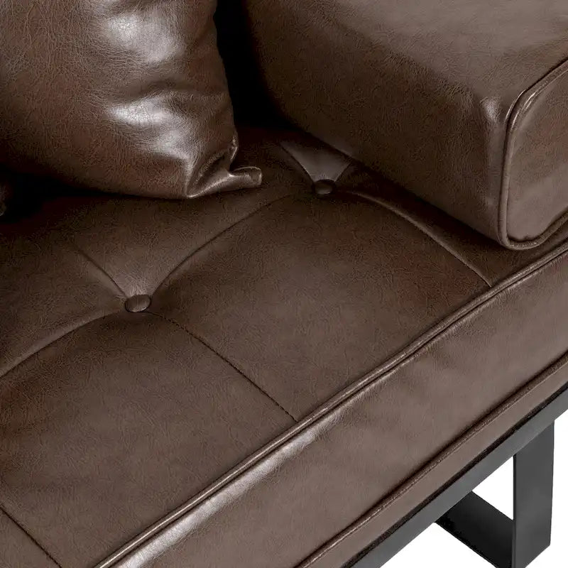 Brązowa sofa 3-osobowa z imitacji skóry z poduszkami ozdobnymi i czarną metalową podstawą