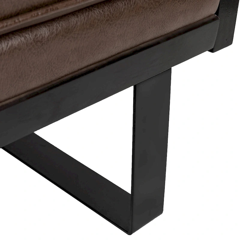 Brązowa sofa 3-osobowa z imitacji skóry z poduszkami ozdobnymi i czarną metalową podstawą