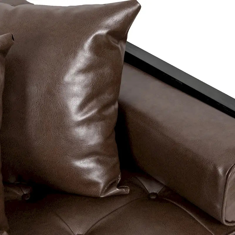 Brązowa sofa 3-osobowa z imitacji skóry z poduszkami ozdobnymi i czarną metalową podstawą
