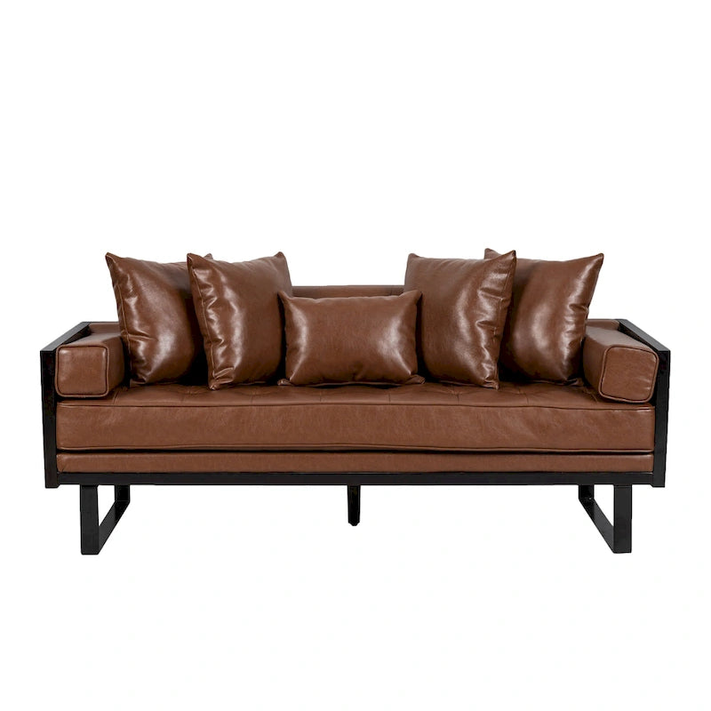 Brązowa sofa 3-osobowa z imitacji skóry z poduszkami ozdobnymi i czarną metalową podstawą