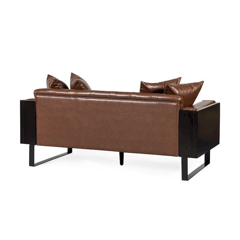 Brązowa sofa 3-osobowa z imitacji skóry z poduszkami ozdobnymi i czarną metalową podstawą