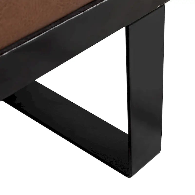 Brązowa sofa 3-osobowa z imitacji skóry z poduszkami ozdobnymi i czarną metalową podstawą