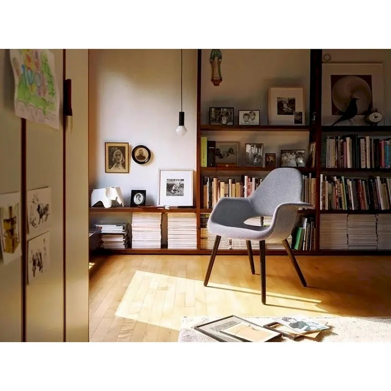 Tapicerowane krzesło jadalniane Mid-Century Modern z podłokietnikami, nogi orzechowe, 8 kolorów