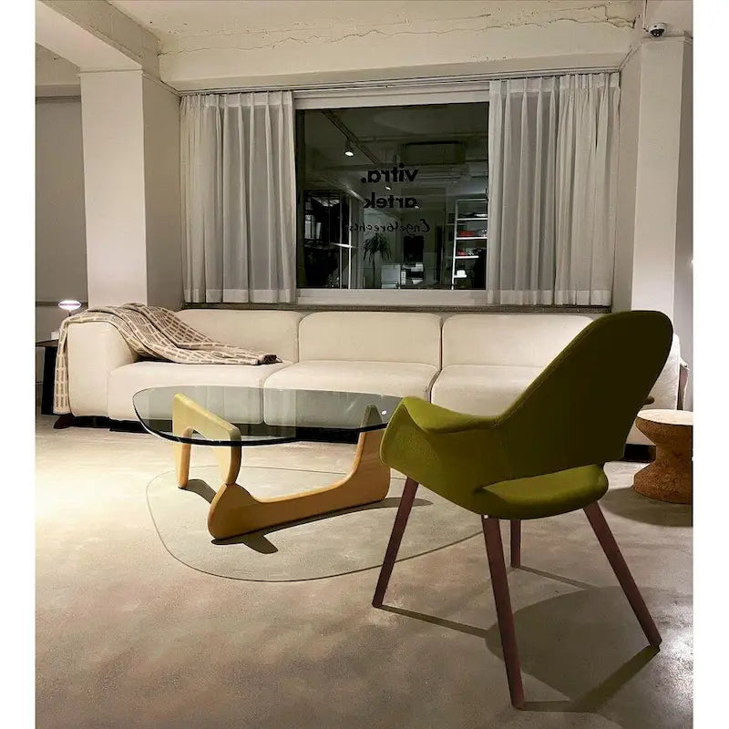 Tapicerowane krzesło jadalniane Mid-Century Modern z podłokietnikami, nogi orzechowe, 8 kolorów