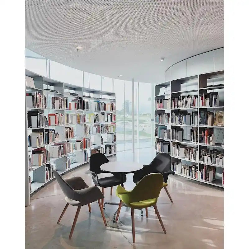 Tapicerowane krzesło jadalniane Mid-Century Modern z podłokietnikami, nogi orzechowe, 8 kolorów